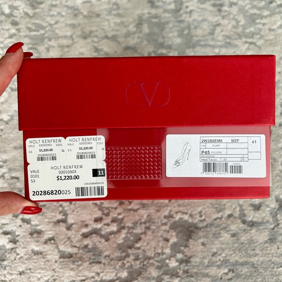 New Valentino Garavani V-Logo Pumps - Picture 3 of 11